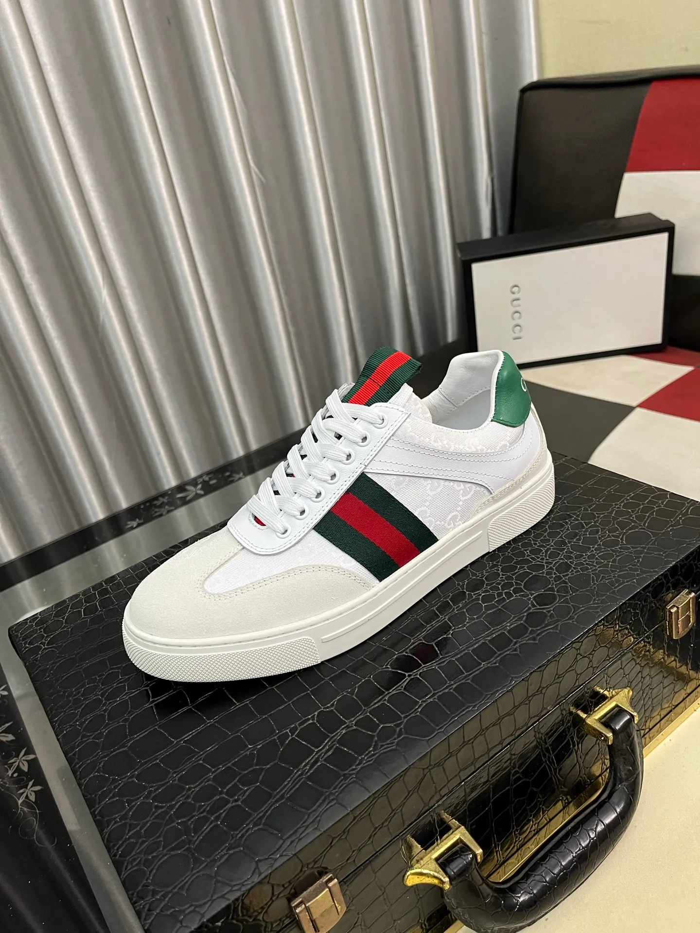 Men's Men's Shoes 💰440 ⌚️⌚️[GUCCI] Gucci men's casual shoes are absolutely popular 🔥The ultimate matching item for trendy men! The charm of super texture is irresistible, the main recommendation, the flower leather color is bright! The upper is made of high-quality brand printed fabric with cowhide, breathable leather lining and wear-resistant rubber sole, noble and elegant! Extremely comfortable🎁🎁You can be as handsome as you want💪 Available in sizes 38-44 and 5️⃣colors